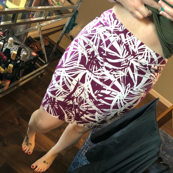 LOFT Dresses & Skirts - Loft pencil Skirt sz 14 super cute. Burgundy